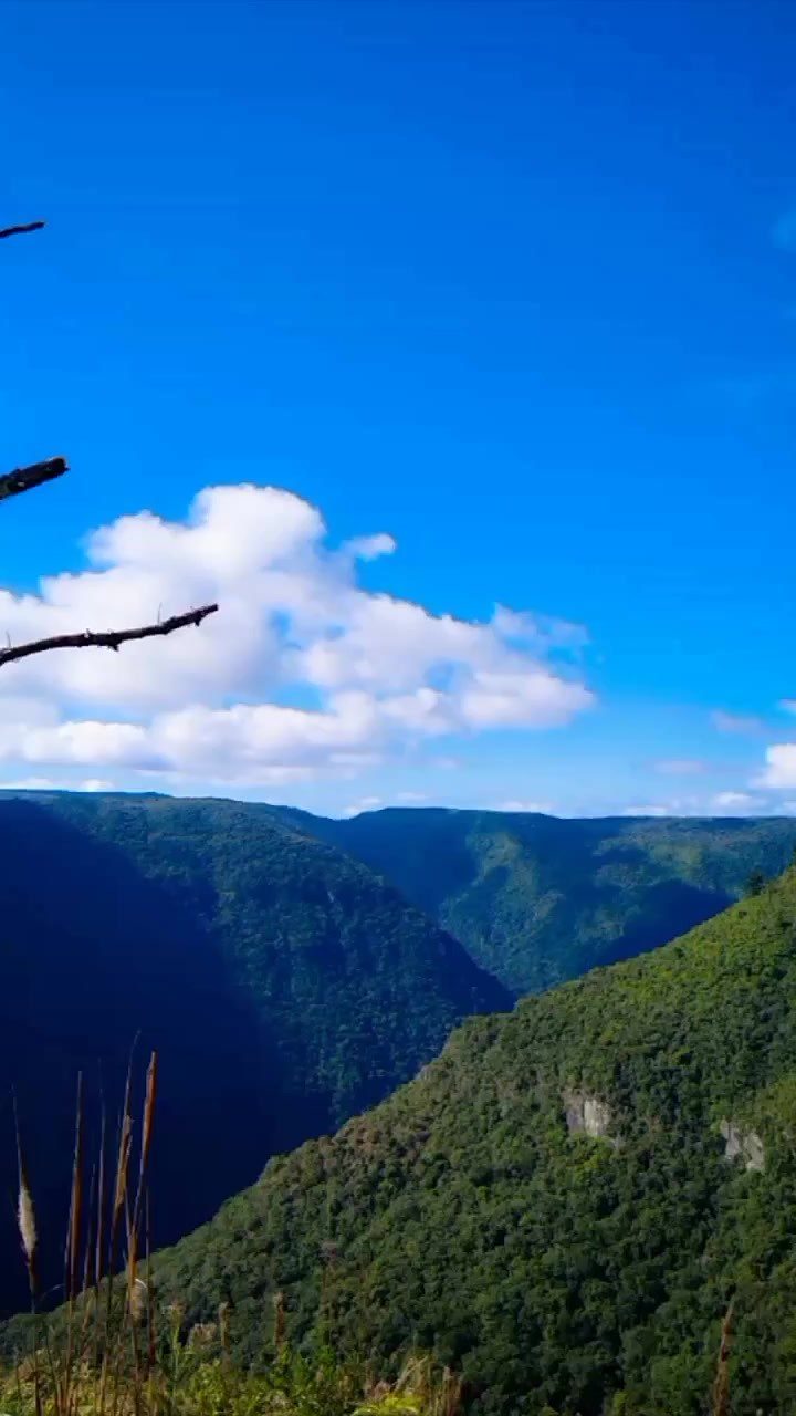 Cânion visto de dentro da propriedade, com céu azul